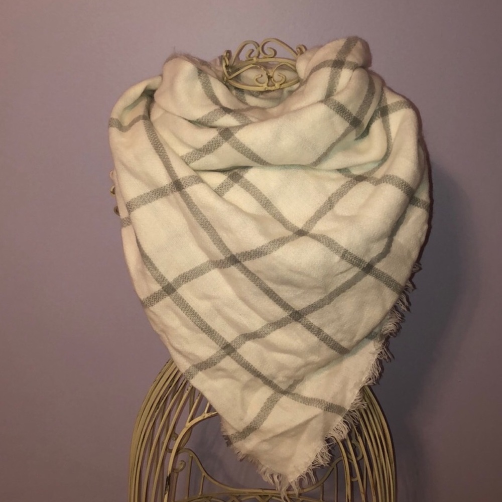 WHITE AND GRAY BLANKET SCARF